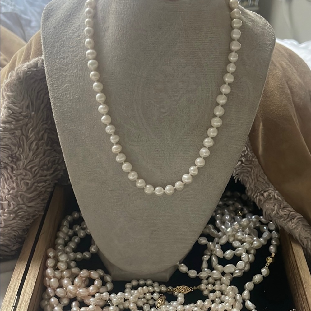 Timeless White Japanese salt water Pacific Akoya cultured Pearl Necklace $479